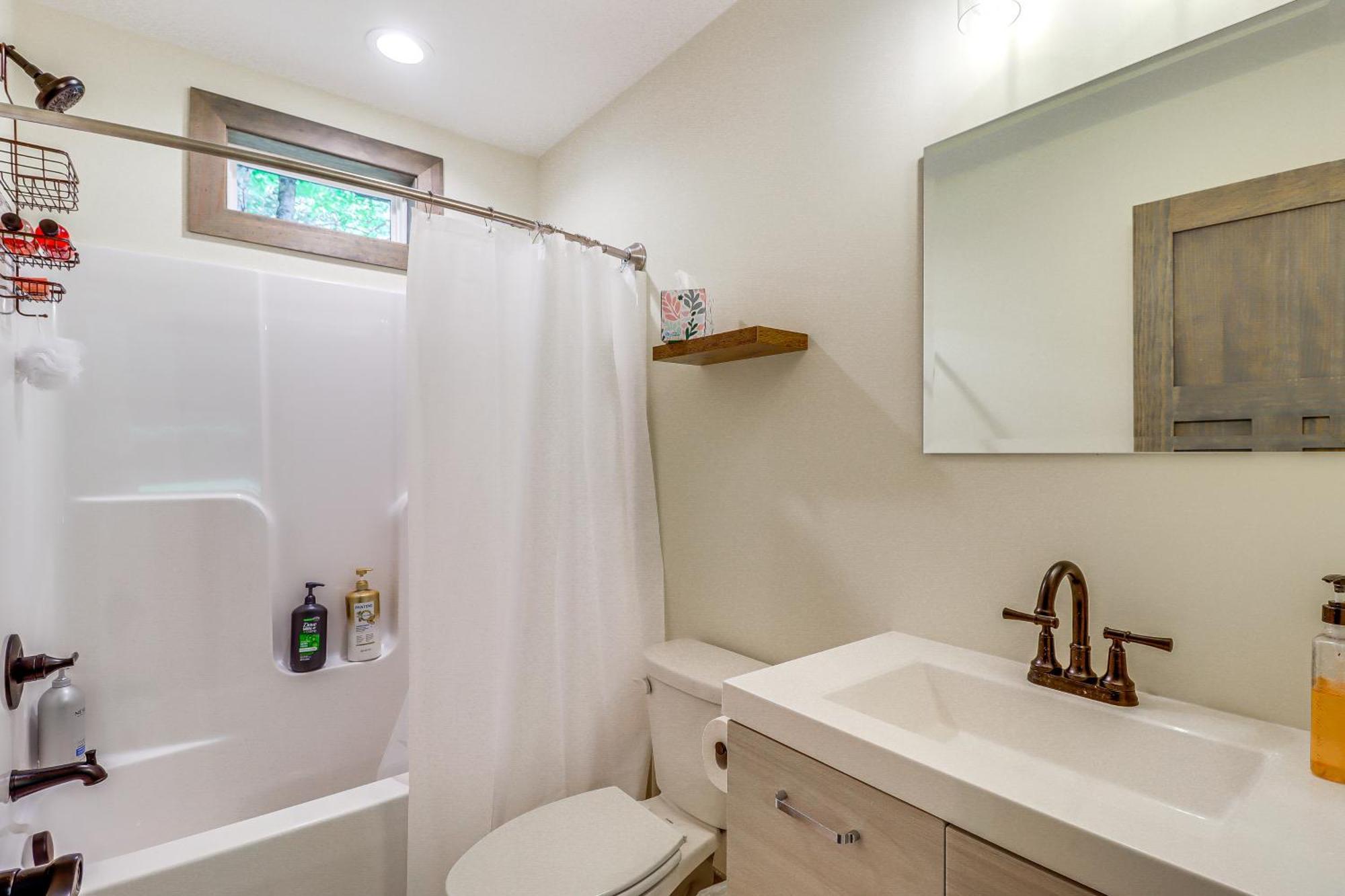 Charming Poconos With Pool And Access! *