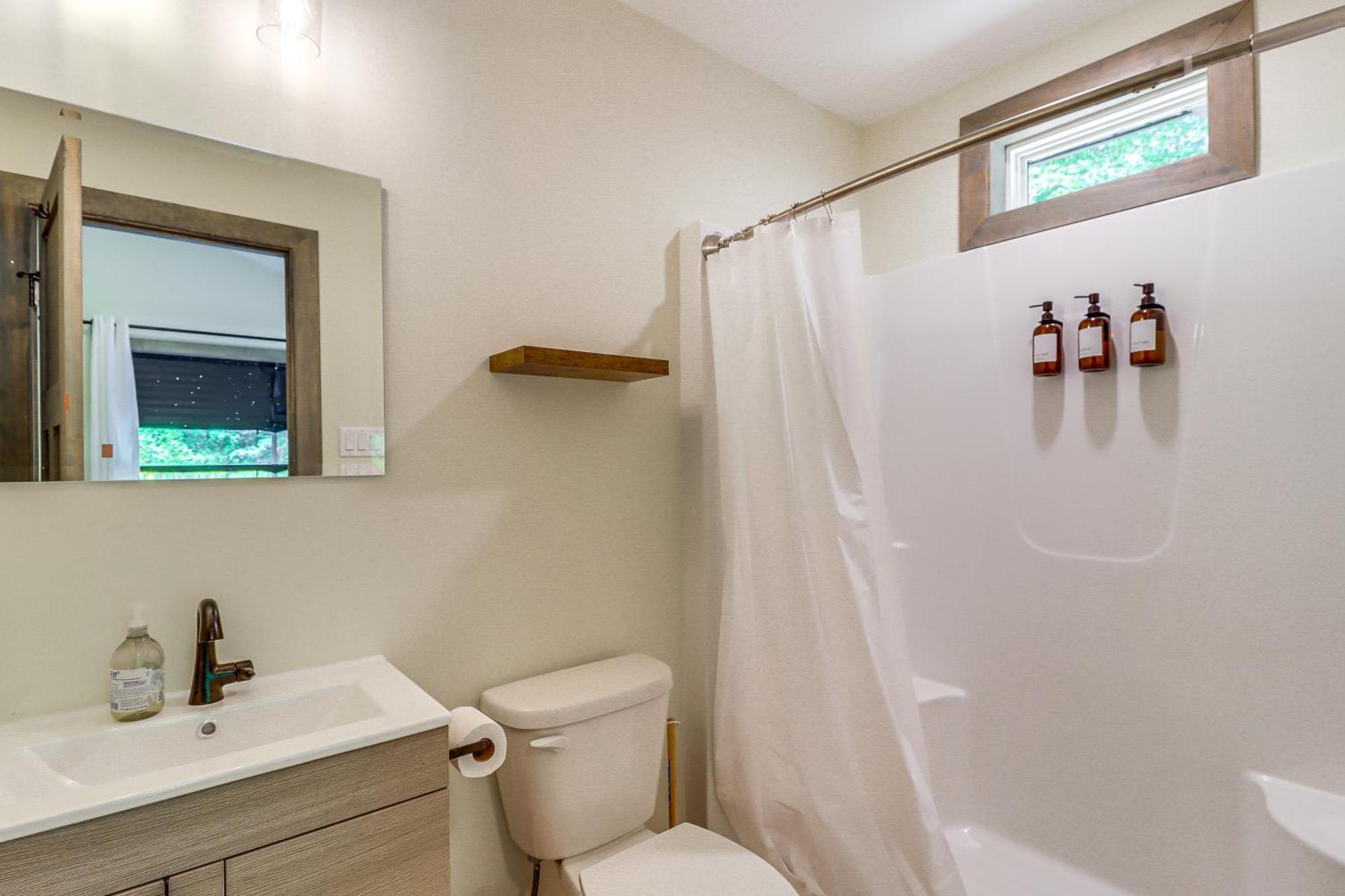 Charming Poconos With Pool And Access! Holiday home *