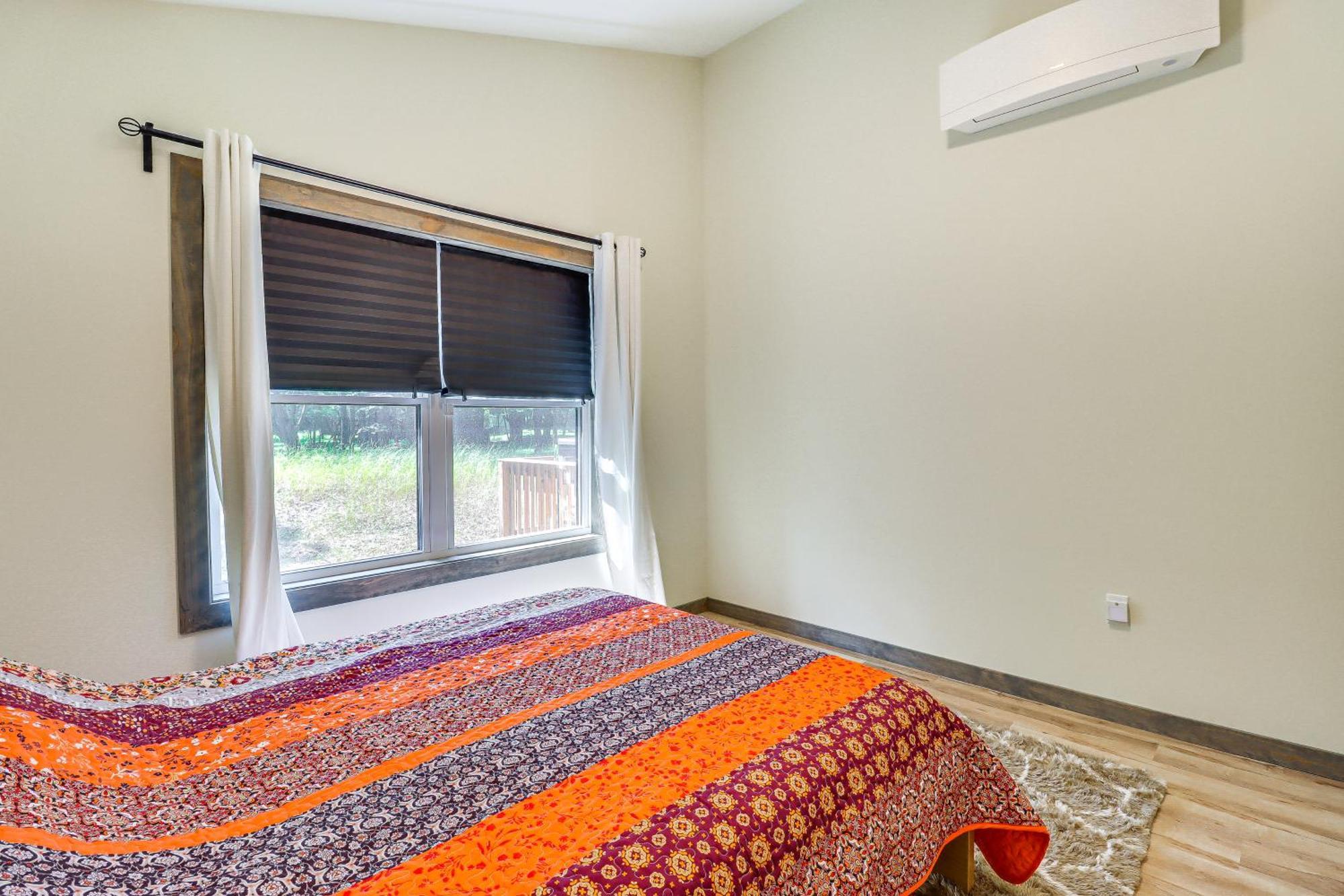 Charming Poconos With Pool And Access! Holiday home