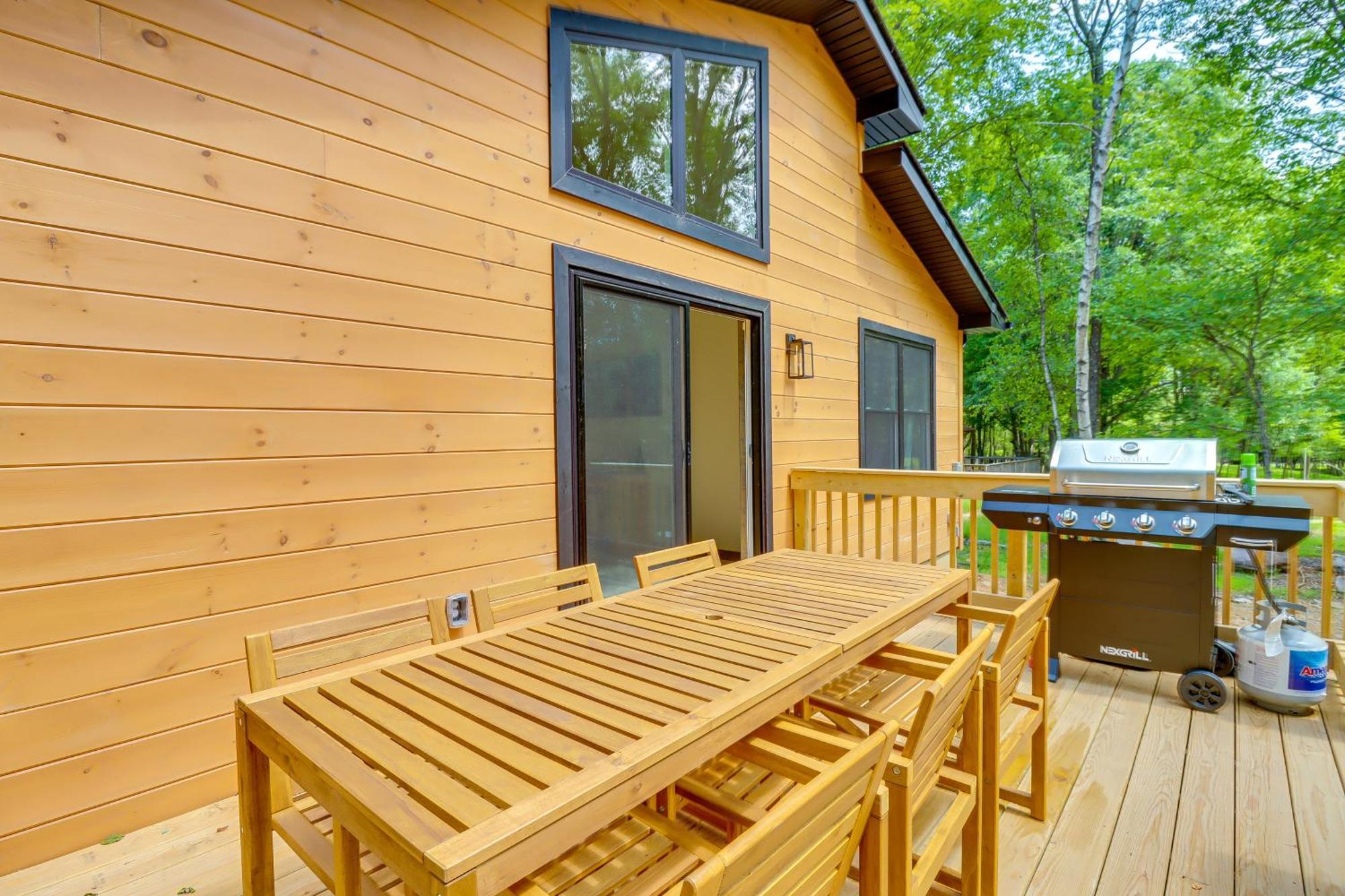 Holiday home Charming Poconos With Pool And Access! Albrightsville