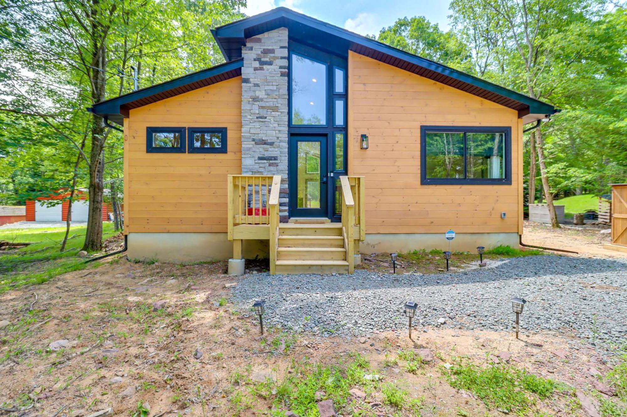 Holiday home Charming Poconos With Pool And Access!