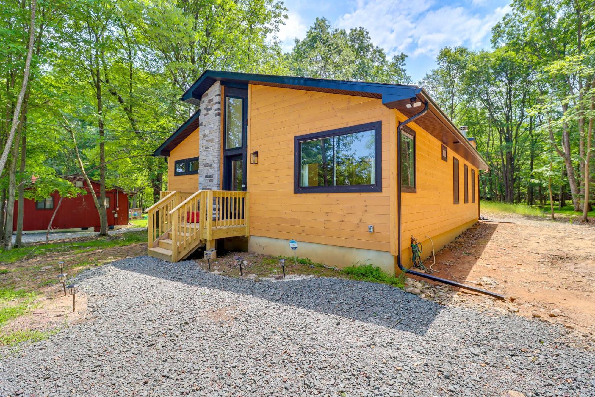 Charming Poconos With Pool And Access! *