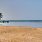 Charming Poconos Cabin With Pool And Beach Access!