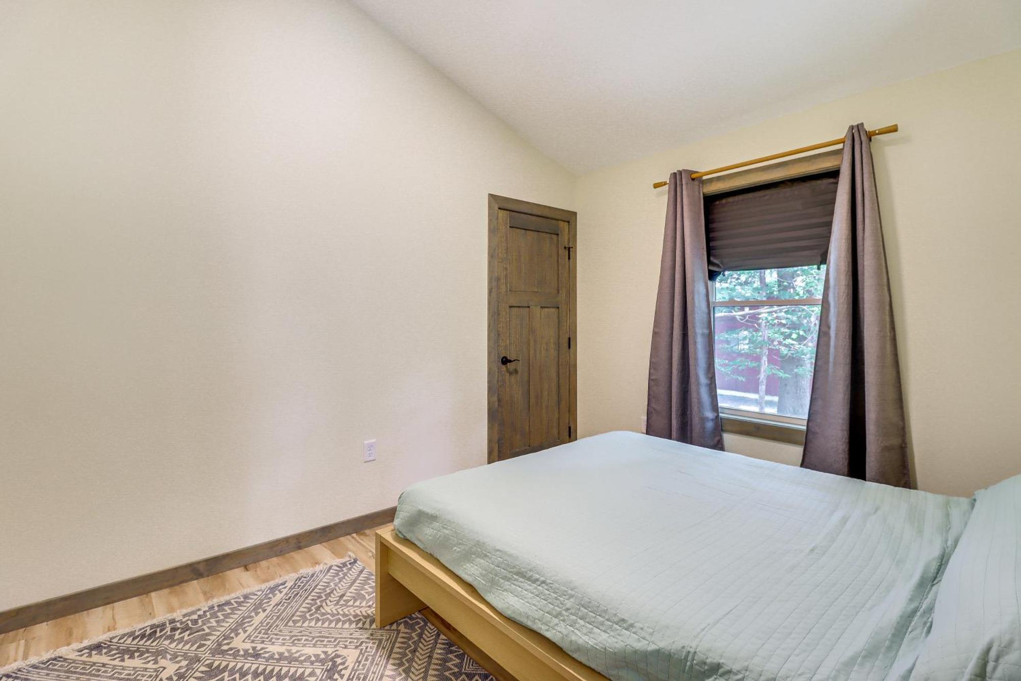 Casa de férias Charming Poconos With Pool And Access!