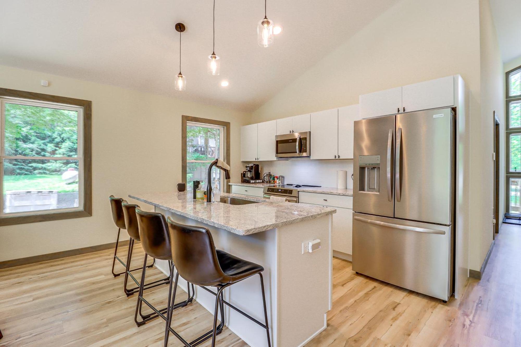 Casa de férias Charming Poconos With Pool And Access!