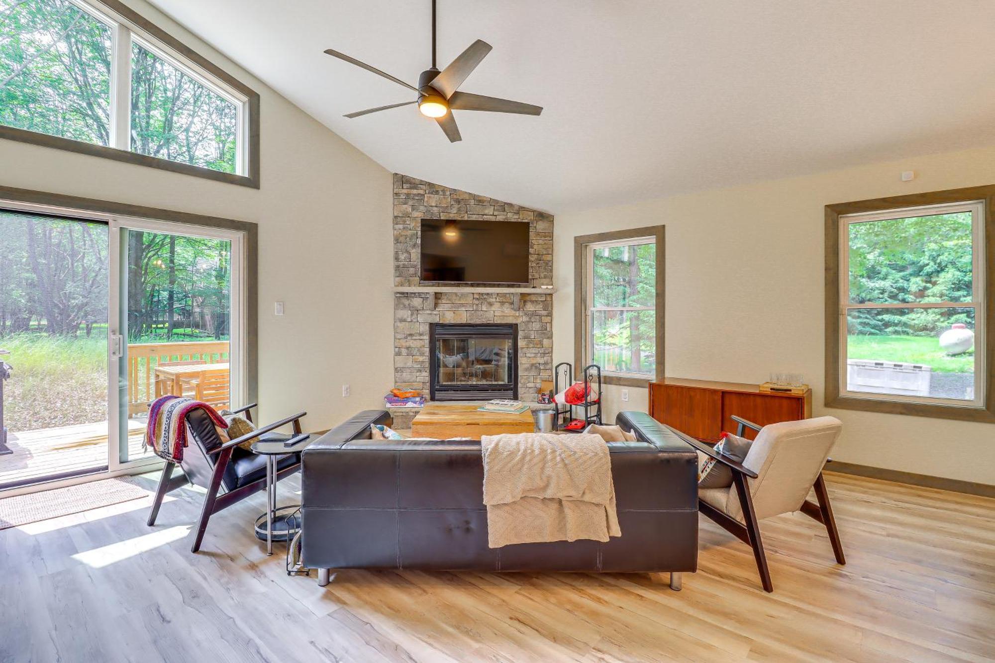 Casa de férias Charming Poconos With Pool And Access! Albrightsville